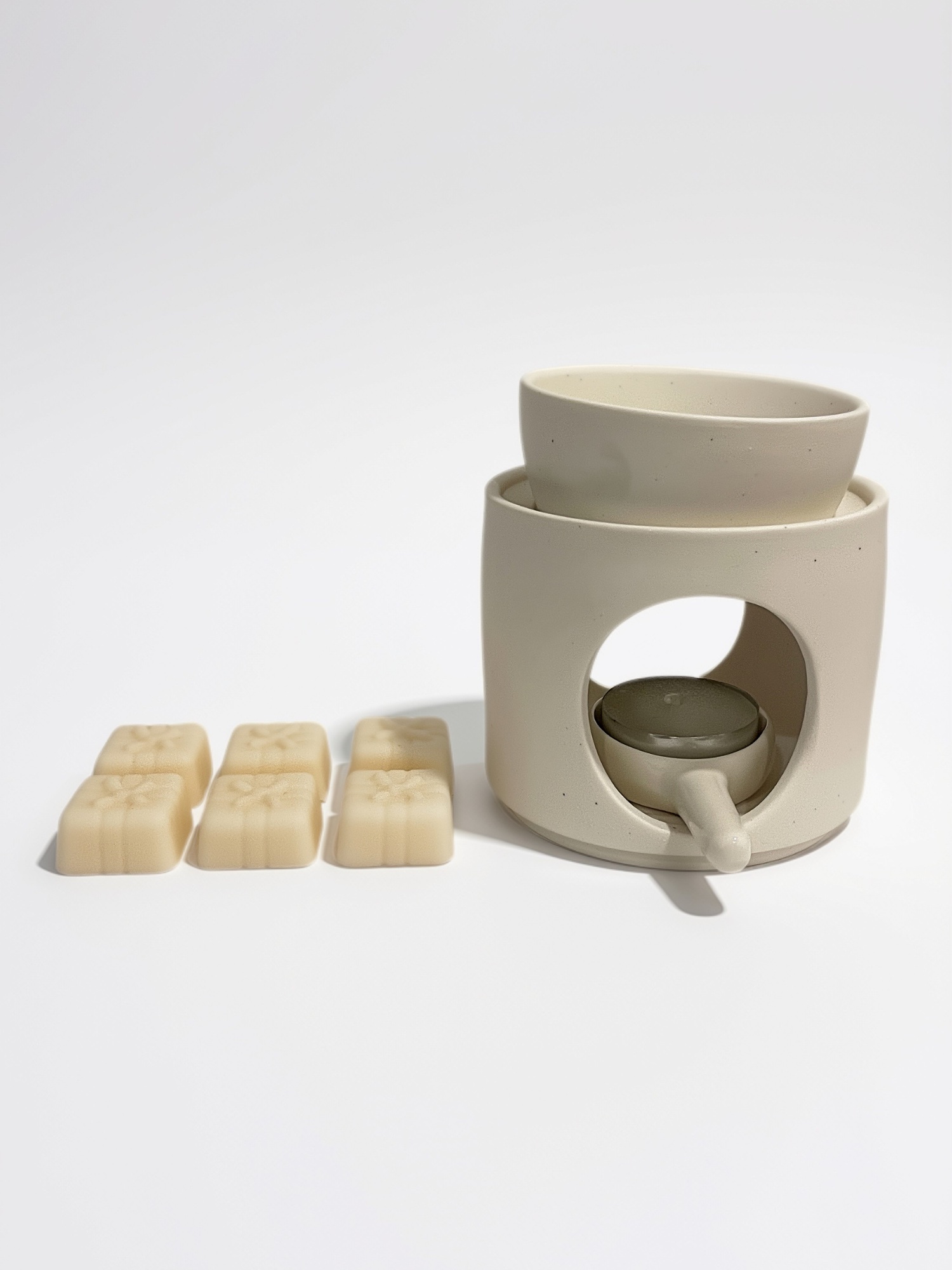Kit CHIE de burner de cerámica en tono marfil con wax melts en forma de regalo, aroma Nochebuena.